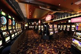 Live dealer explaining Lightning Dice betting options on surga88 slot